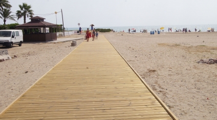 PROARTE instala una pasarela peatonal en la playa de El Puig